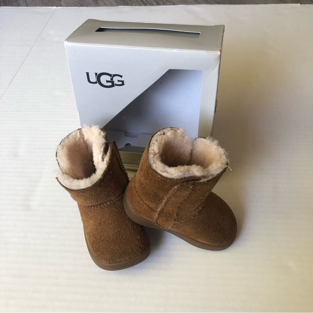 UGG Infant’s boots size 04/05 color chestnut.